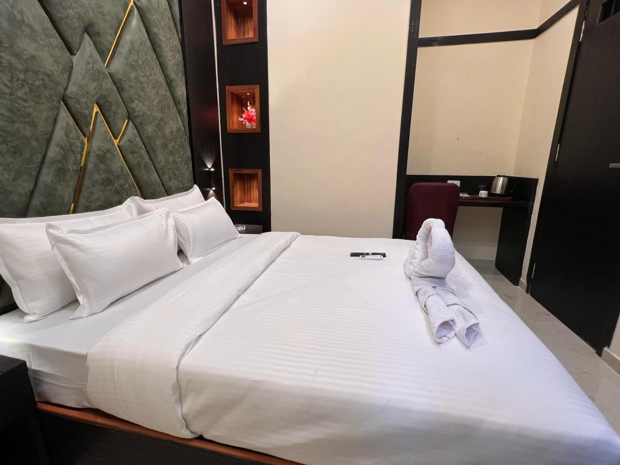 Hotel Sky Suite-sahar Cargo And Intl Airport Bombaj